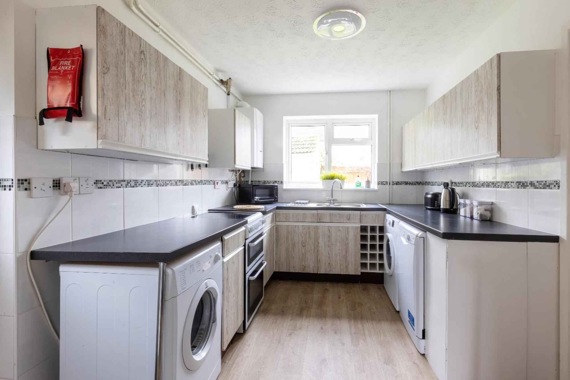The Conifers Large Detached Home With Off Street Parking Witney Extérieur photo