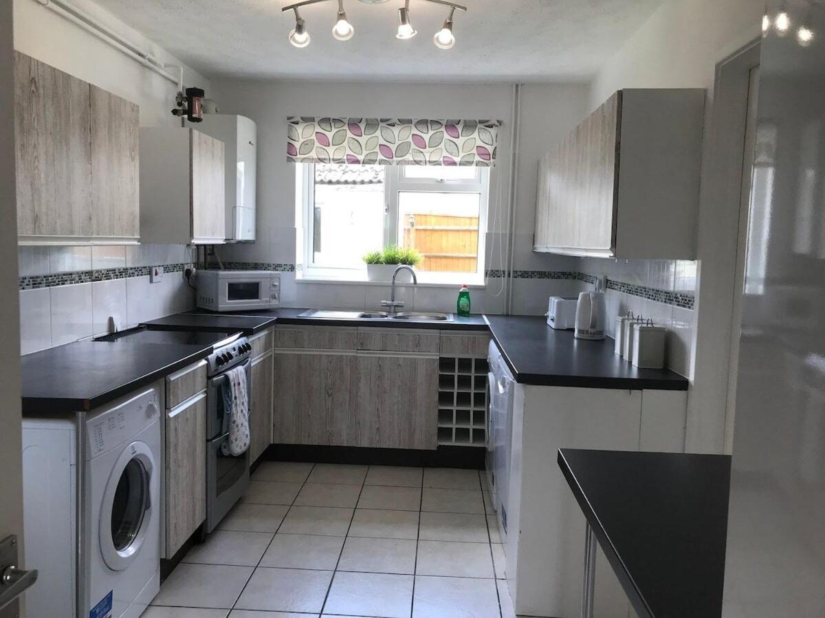 The Conifers Large Detached Home With Off Street Parking Witney Chambre photo