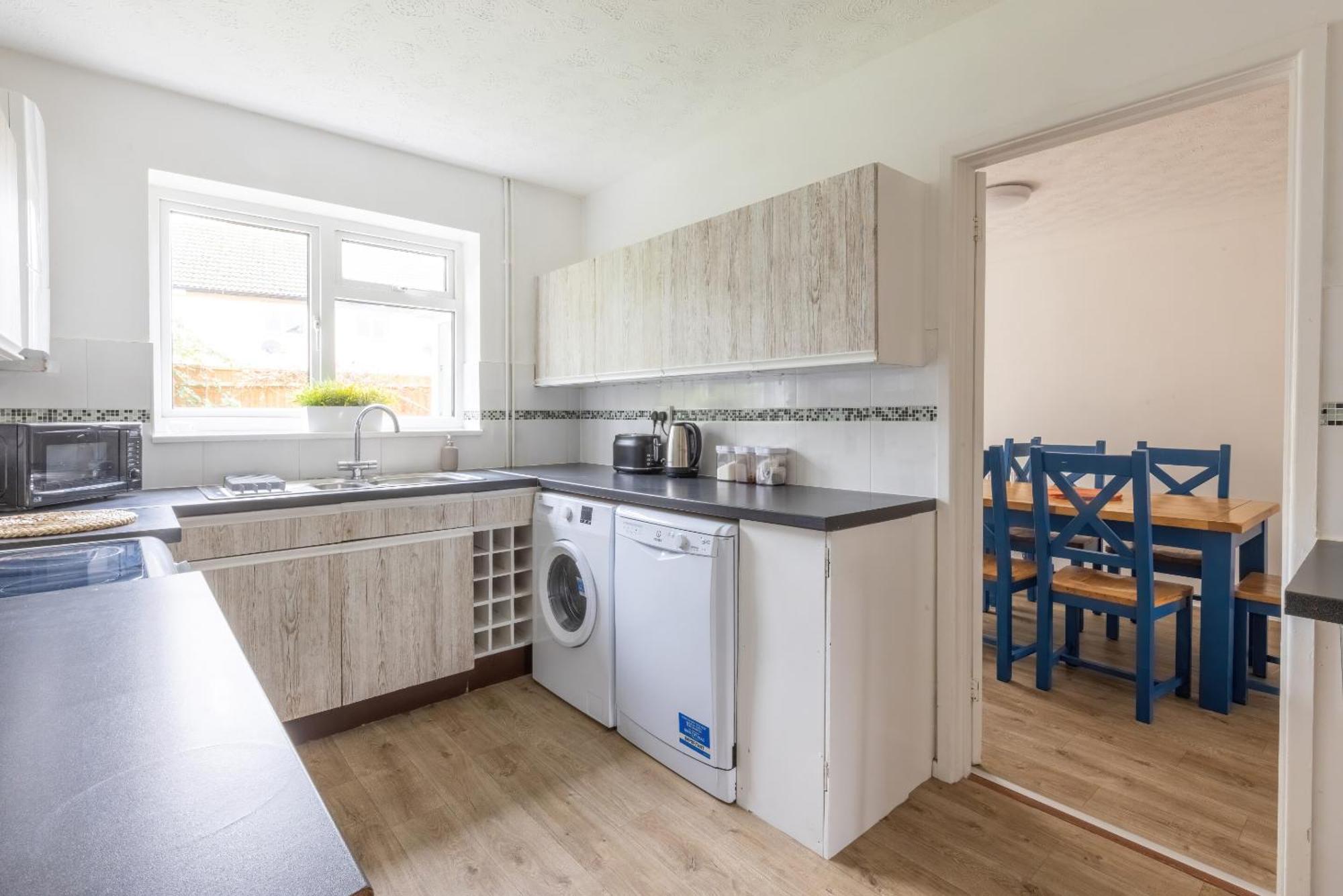 The Conifers Large Detached Home With Off Street Parking Witney Extérieur photo