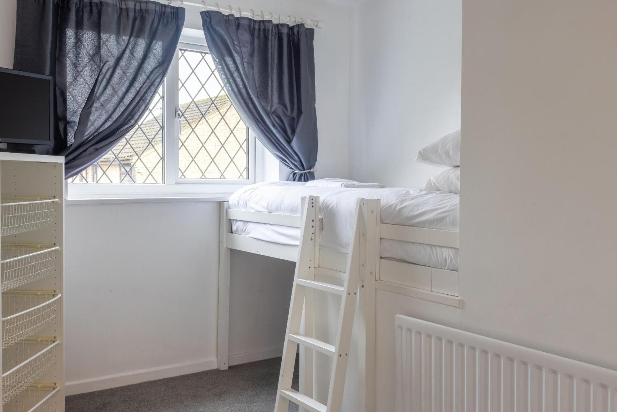 The Conifers Large Detached Home With Off Street Parking Witney Extérieur photo