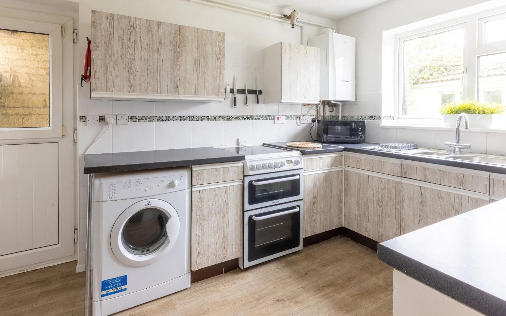 The Conifers Large Detached Home With Off Street Parking Witney Extérieur photo