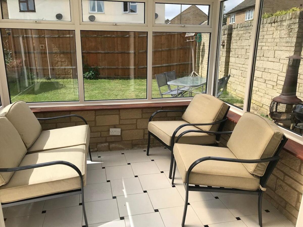The Conifers Large Detached Home With Off Street Parking Witney Chambre photo
