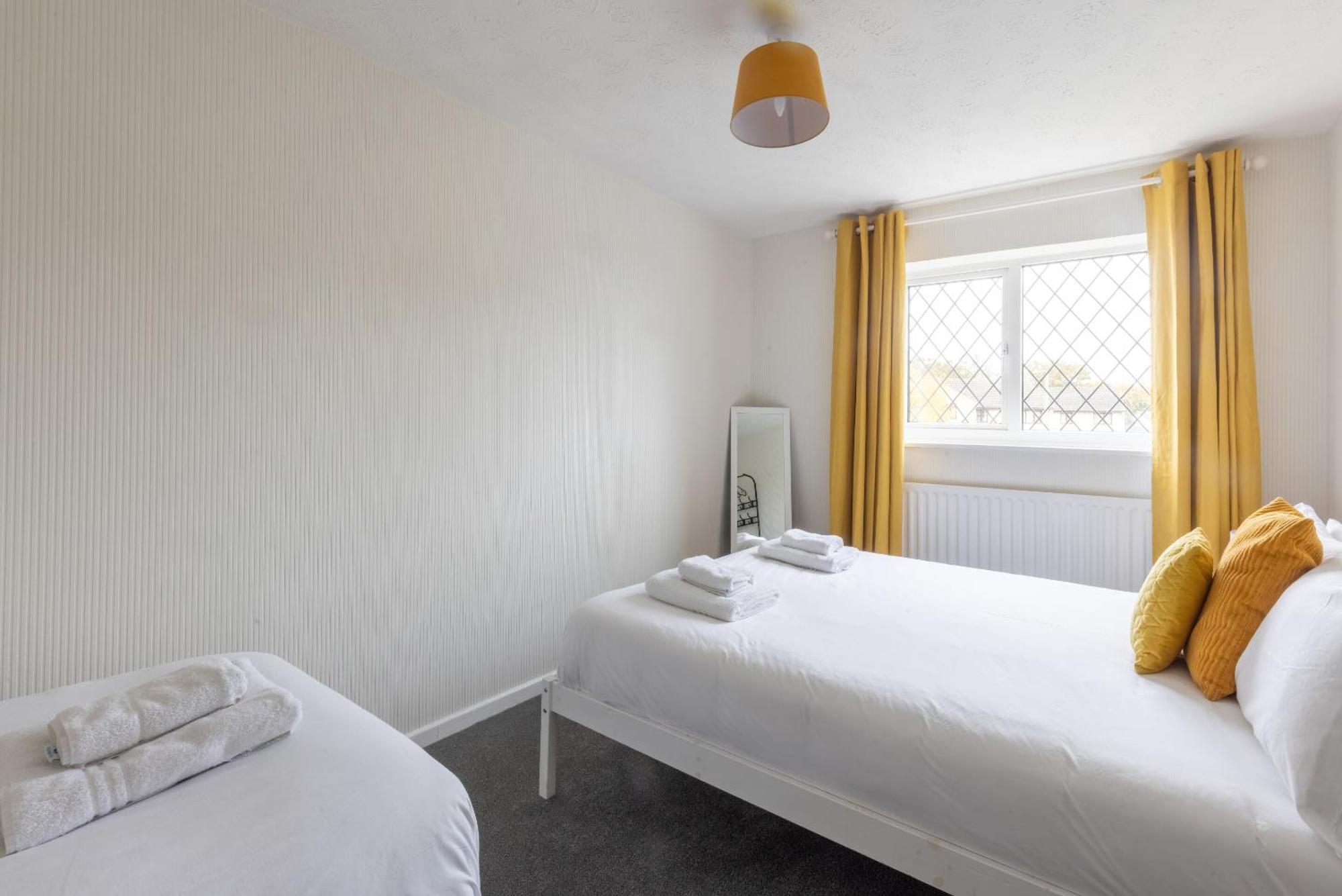 The Conifers Large Detached Home With Off Street Parking Witney Extérieur photo