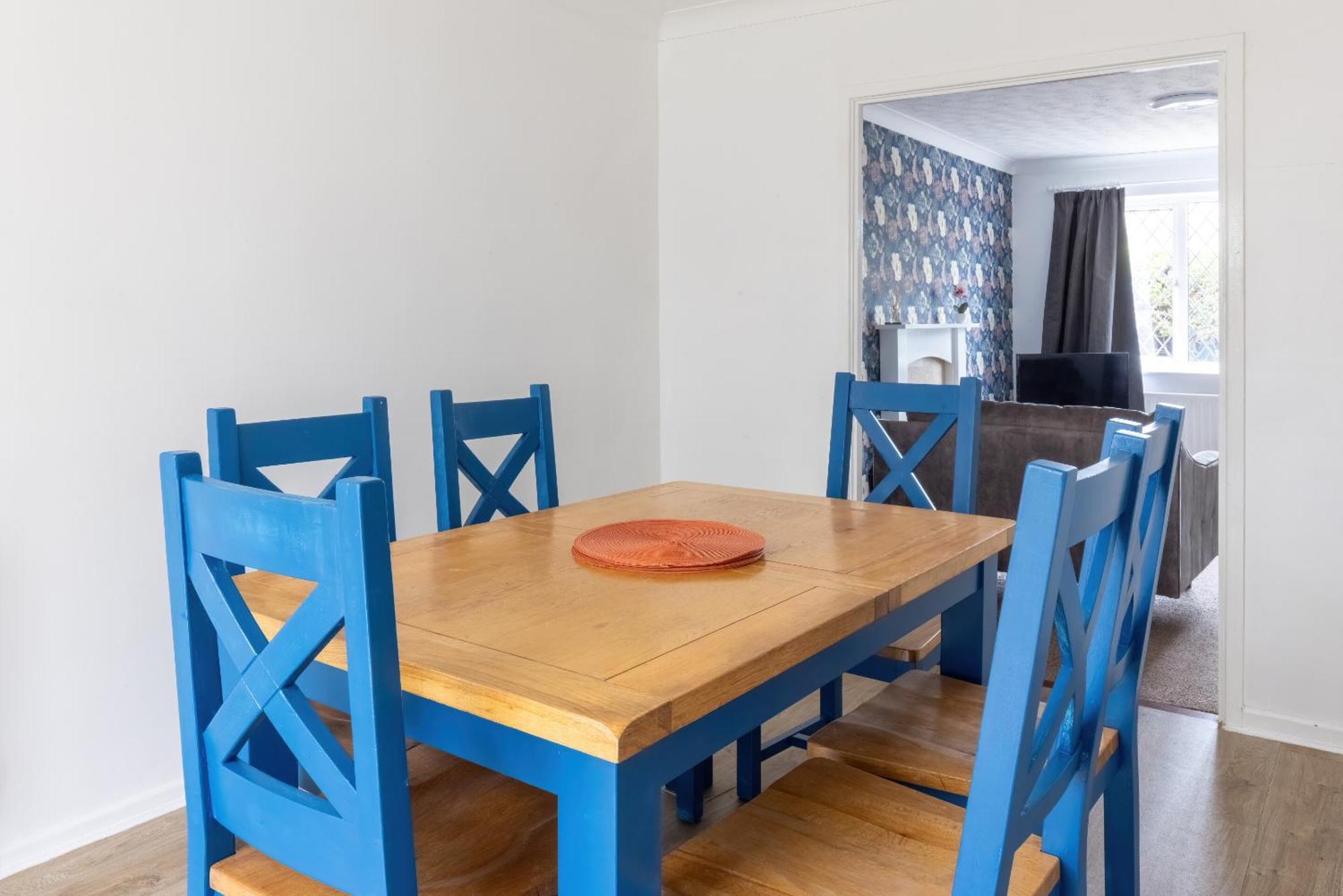 The Conifers Large Detached Home With Off Street Parking Witney Extérieur photo