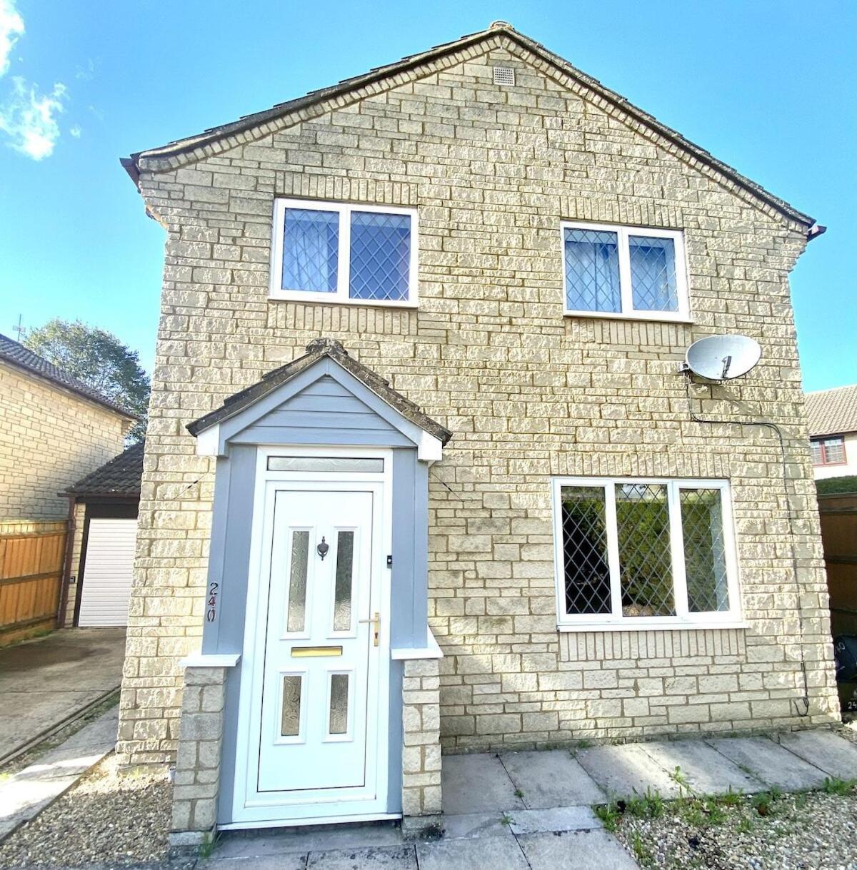 The Conifers Large Detached Home With Off Street Parking Witney Chambre photo