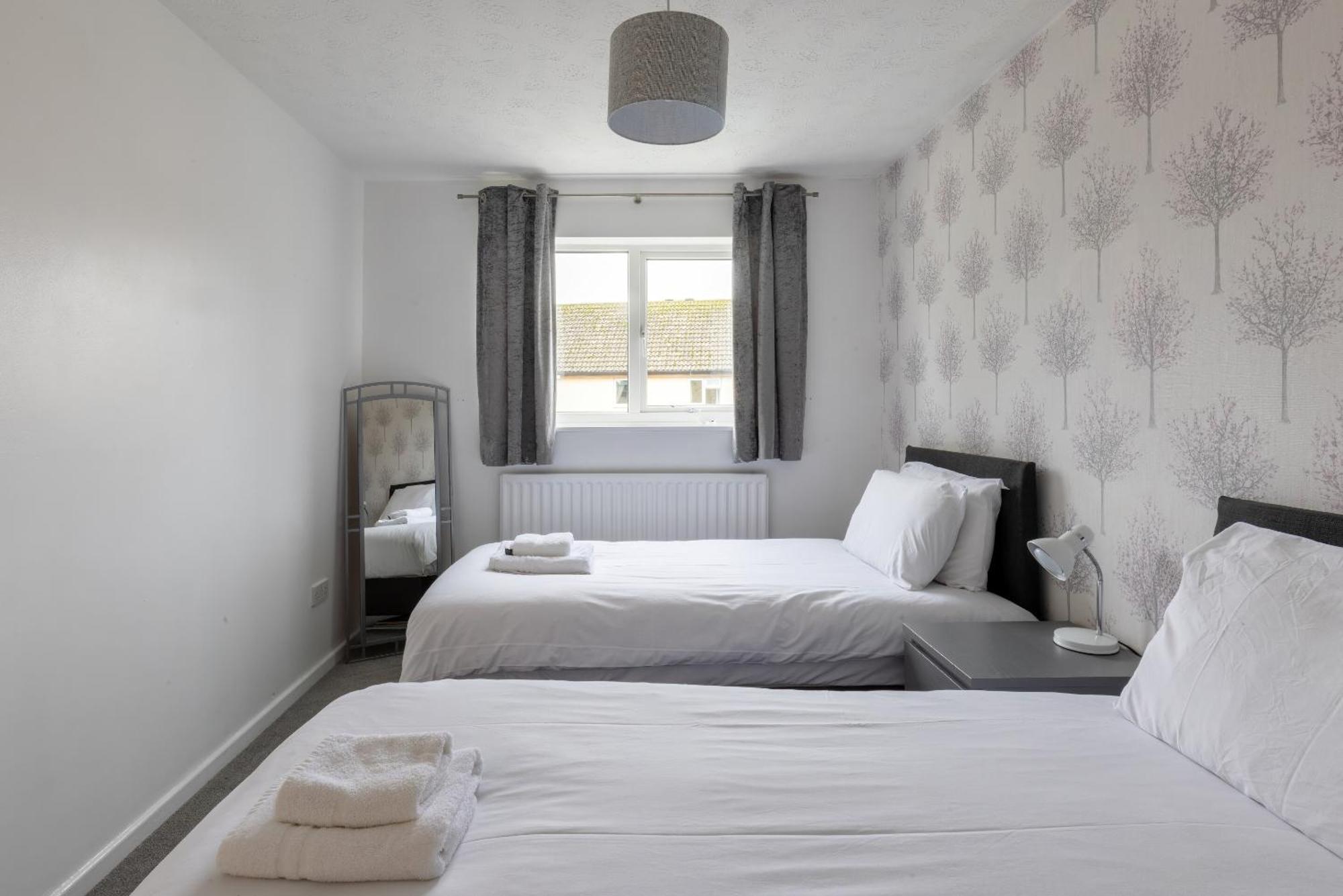 The Conifers Large Detached Home With Off Street Parking Witney Extérieur photo